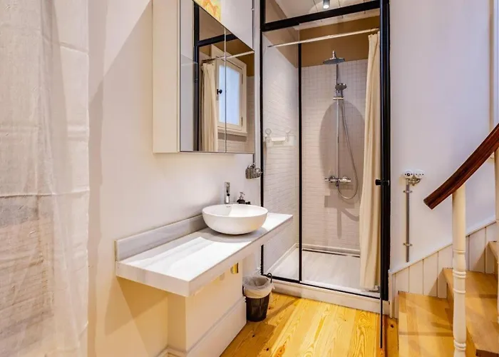 Дом отдыха Stunning New Balat Water Front Pad! #383 Стамбул